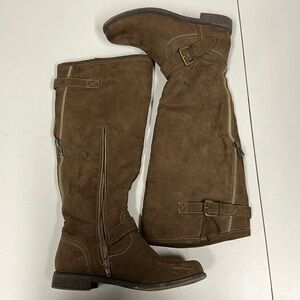 Women’s calf height fashion boots.
